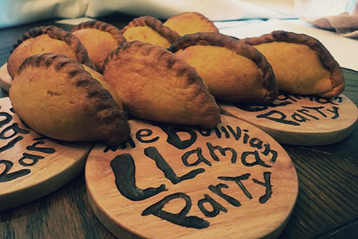 Bolivian Llama Party con salteñas y trancapechos ingresa en la Guía Michelin 