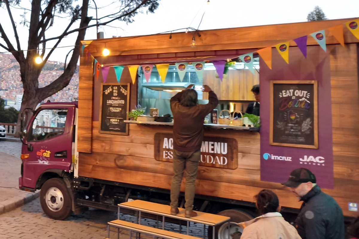 Eat Out lleva la gastronomía paceña a las calles con un Food Truck itinerante